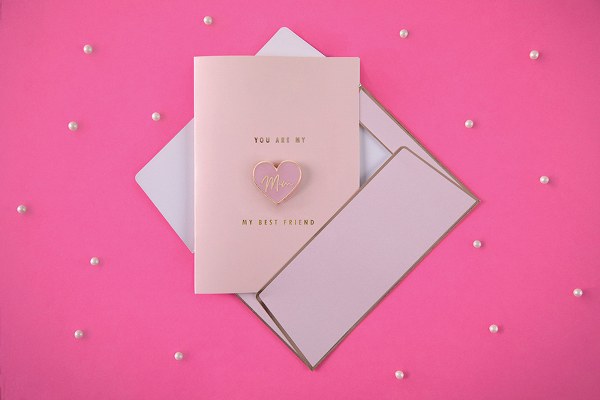 Ευχετήρια Κάρτα Mom με αποσπώμενη καρφίτσα