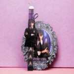 Λαμπάδα Wednesday Addams με Ξύλινο Κάδρο - Image 2