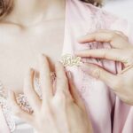 Μεταλλική χρυσή καρφίτσα "Bride"