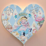 Ξύλινο Φωτιστικό καρδιά - Αλίκη στη Χώρα των Θαυμάτων