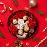 Χριστουγεννιάτικο κουτί με 4 στολίδια & σοκολατάκια